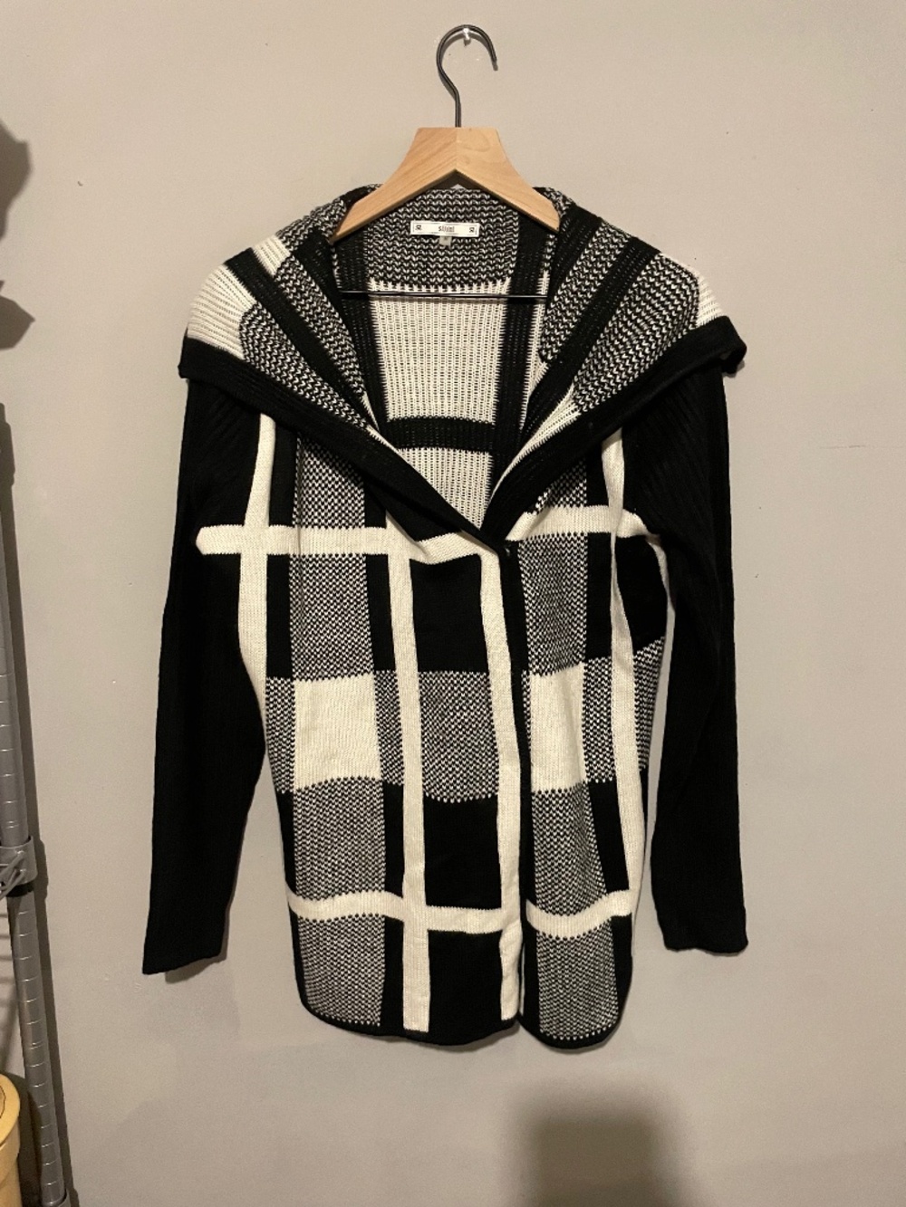 Siani women’s medium black and white black sweater